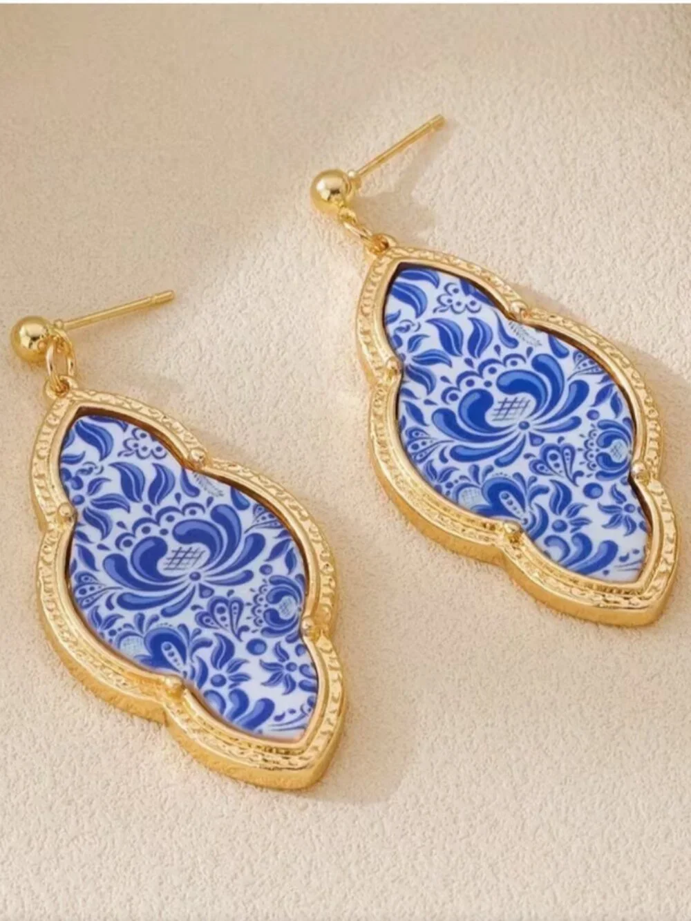 NEW Blue and White Chinoiserie Scalloped Gold Frame Drop Earrings
